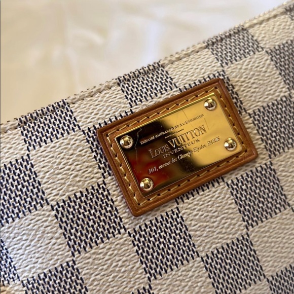 SOLD🎄Louis Vuitton Milla MM pochette🎄 - Picture 3 of 10